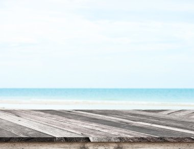 Bulanık deniz ve mavi gökyüzü ile Diyagonal Ahşap tahta masa üstü b