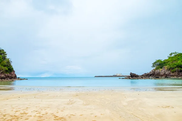 Spiaggia sabbia e mare con roccia, Paesaggio vista mare, Estate Concep — Foto Stock