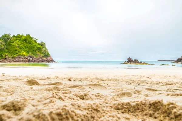 Strand Sand und Meer mit Felsen, Blick auf die Landschaft Meer, Sommer concep — Stockfoto