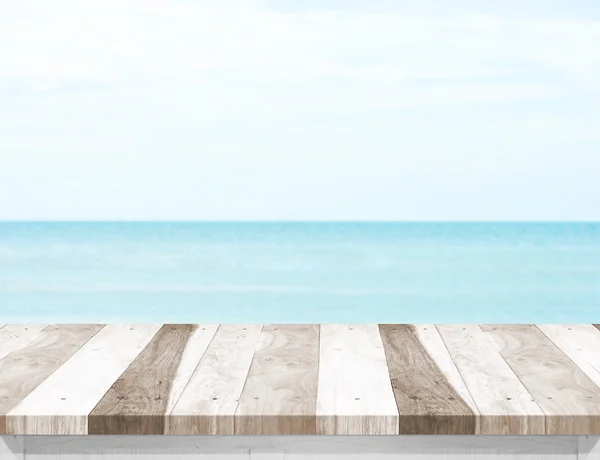 Ανοιχτόχρωμα ξύλινη σανίδα, με θολή θάλασσα και γαλάζιο ουρανό στο backg — Φωτογραφία Αρχείου