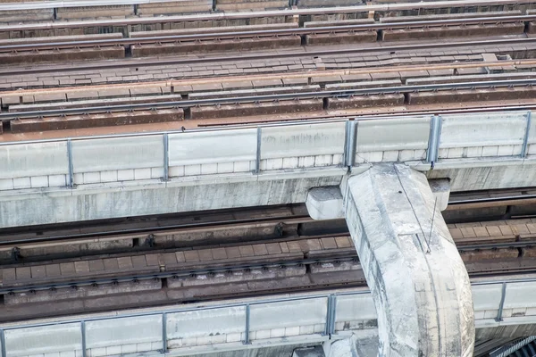 Cerca de la vía del tren urbano, Patrón de arquitectura de fondo — Foto de Stock