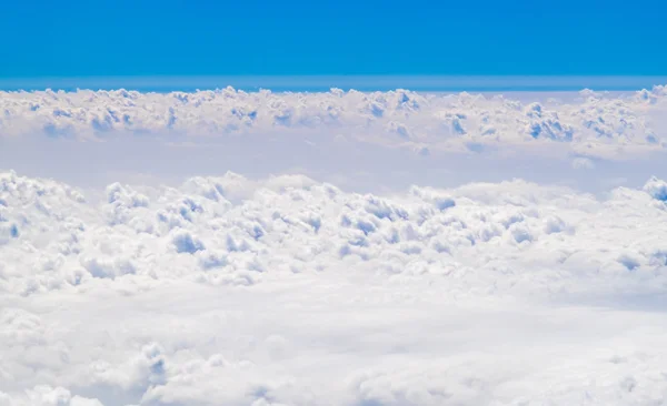 Uçaktan büyük bulutlu ve gökyüzünün havadan görünümü,Doğa backgroun — Stok fotoğraf