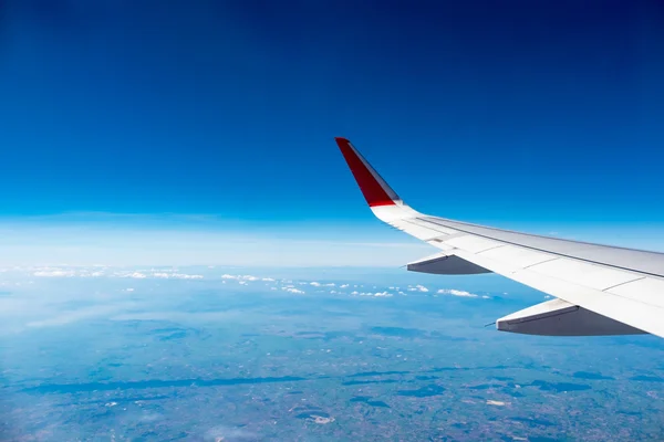 Veduta aerea di nuvole e cielo e terra con ala aereo da ai — Foto Stock