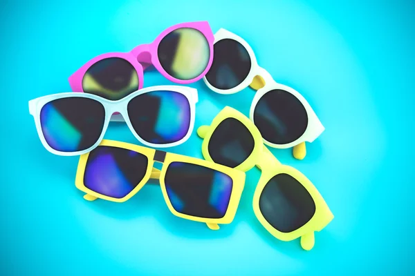 Conjunto de gafas de sol yacen en el suelo azul, concepto de verano, suciedad vintage — Foto de Stock