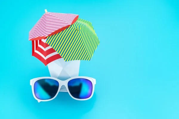 Gafas de sol blancas con jarrón polígono y sombrilla de playa, Vacaciones c — Foto de Stock