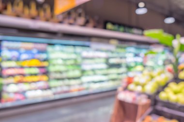 Arka plan bulanık, müşteri ile süpermarket mağazasında alışveriş 