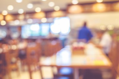 Arka plan bulanık, müşteri ile bokeh aydınlık restoranda akşam yemeği