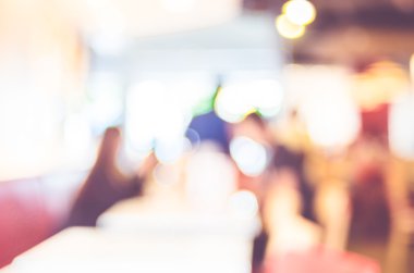 Arka plan bulanık, müşteri ile bokeh aydınlık restoranda akşam yemeği