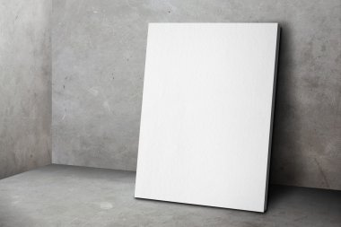 Boş beyaz poster çerçevesi Grunge gri beton duvara yaslanmış bir