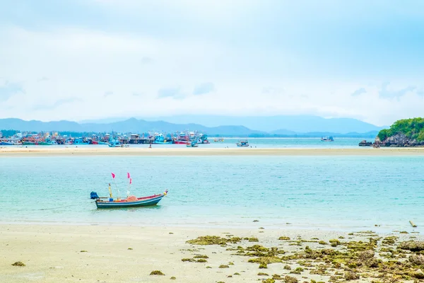 Bateau de pêche en mer bleue au ciel bleu, Vue sur le paysage de la mer, Summe — Photo