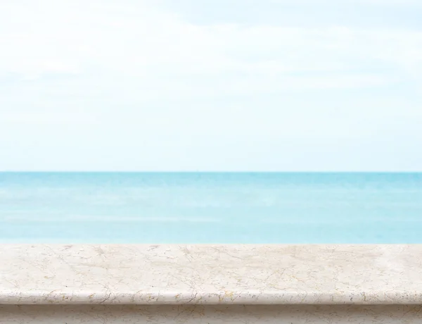 Biały Blat marmur z niewyraźne morze i błękitne niebo w backgrou — Zdjęcie stockowe