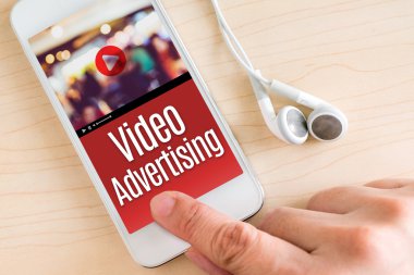 El dokunmatik akıllı telefon ve Video reklam kelime ile kulak telefon