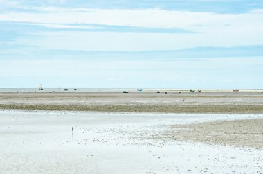 Deniz gelgit gelgit zaman bulutlu gökyüzü ile peyzaj görünümü.