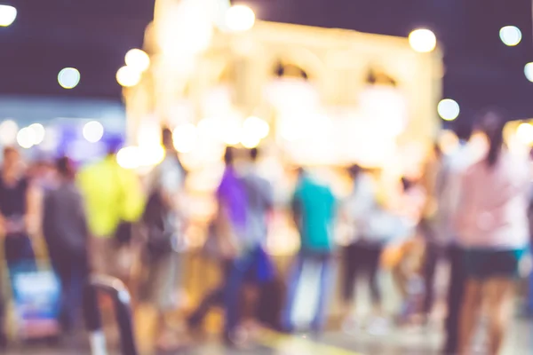 Fondo borroso: multitud de personas en la feria de la exposición con bokeh ligh — Foto de Stock