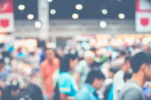 Fondo borroso: multitud de personas en la feria de la exposición con bokeh ligh — Foto de Stock