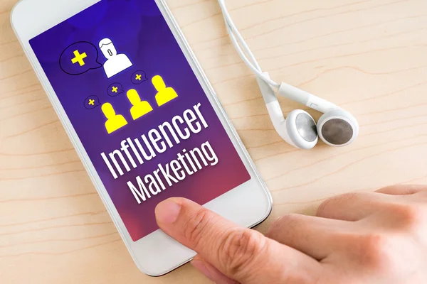 Hand Touch Smartphone und Ohrhörer mit Influencer Marketing w — Stockfoto