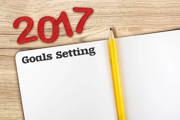 Visão superior de 2017 novo número vermelho ano com notebook aberto em branco e — Fotografia de Stock