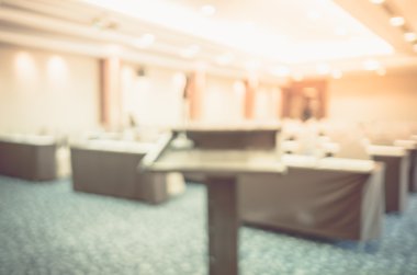 Arka plan, seminer etkinlik odası, iş kavramı podyumda bulanıklık
