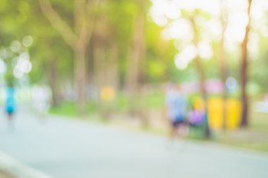 Yeşil park bokeh Light ile insanlar arka plan bulanık, egzersiz