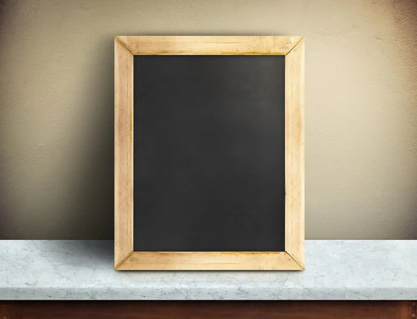 Leeg schoolbord op marmeren tafel in gele betonnen wand, Templat — Stockfoto