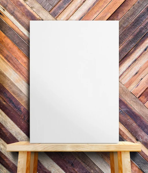 Blanco wit papier poster op houten tafel in diagonale tropisch hout — Stockfoto