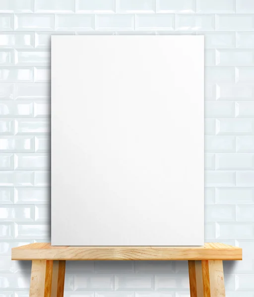 Blanco wit papier poster op houten tafel op witte tegel muur, d — Stockfoto