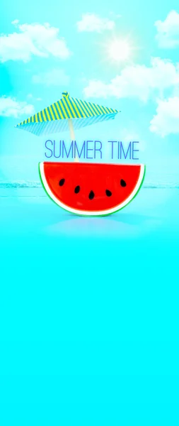 Langes Banner mit Wassermelone und Sonnenschirm bei blauem Himmel, Meer und Clou — Stockfoto