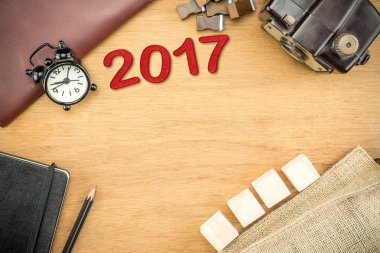 Ahşap masa üstü saat, türü kutusunda, defter, deri çanta ve p ile