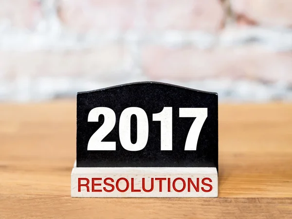 Nieuwjaar 2017 resoluties tekst op blackboard aanmelden houten tafel — Stockfoto