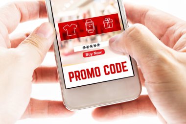 Promo kod sayfası ile iki el holding cep telefonunuzu yakın ve 
