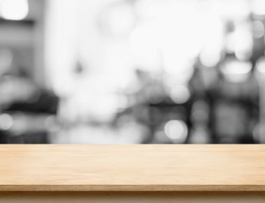 Ahşap masa üstü siyah beyaz insanlar kafede siting ile boş 