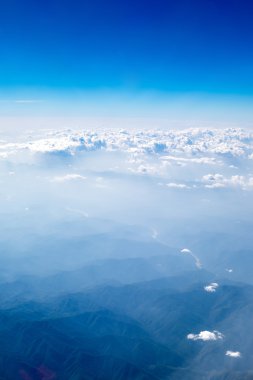 Bulut ve uçak, seyyar kavramı gökyüzünden havadan görünümü