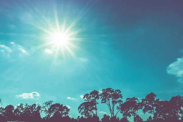 Vintage filtre, güneş patlaması siluetleri grup t ile mavi gökyüzüne — Stok fotoğraf