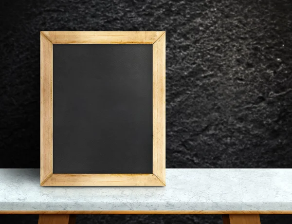 Leeg schoolbord op witte marmeren tafel bij wazig ruwe zwarte st — Stockfoto