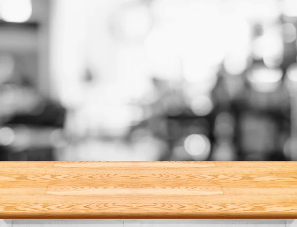 Mesa de madera vacía con gente blanca y negra sentada en el café — Foto de Stock