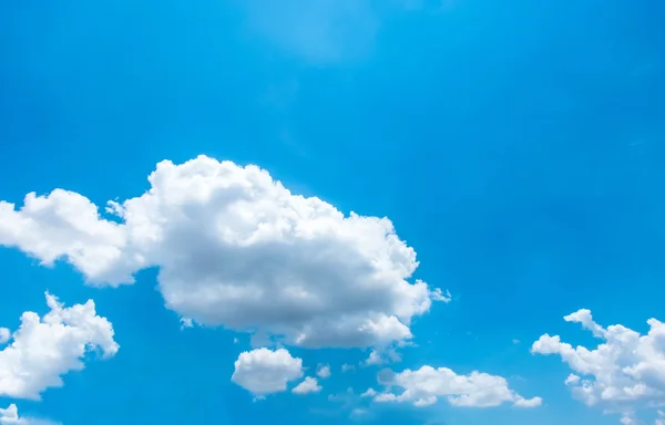 Olhando para o céu agradável com a nuvem — Fotografia de Stock