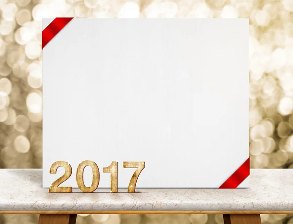 Ano novo 2017 número de madeira e papel cartão branco com fita vermelha i — Fotografia de Stock