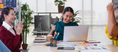 Asyalı kadın lider ve ux / ui tasarımcı modern ofis masasında mobil uygulama arayüzü kablo tasarımı için el çırpıyor. Yaratıcı dijital geliştirme ajansı