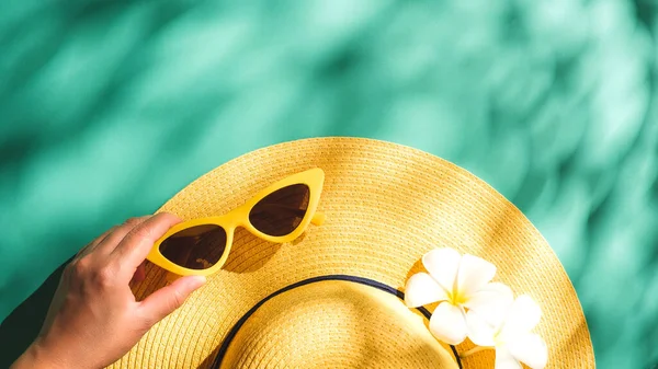 Praia Verão Tropical Acessórios Mar Objetos Óculos Sol Chapéu Palha — Fotografia de Stock