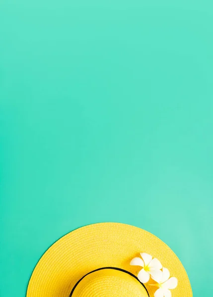 Chapéu Palha Amarelo Sobre Turquesa Verde Com Fundo Flor Plumeria — Fotografia de Stock