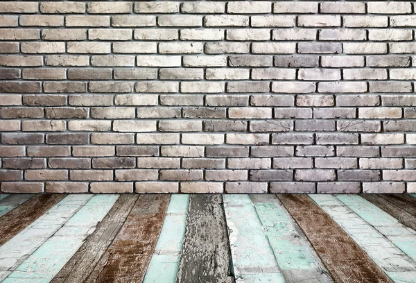 Perspectiva de la habitación, pared de ladrillo Grunge y suelo de madera — Foto de Stock