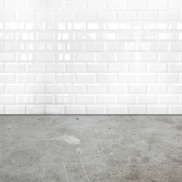 Perspectiva de la habitación, pared de cerámica blanca y suelo de cemento — Foto de Stock