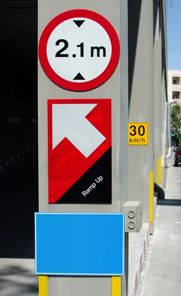 Limit high sign and ramp up arrow — Stock Photo, Image