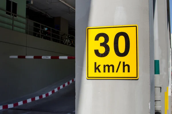 Speed limit 30kmh traffic sign on yellow on building — Stock Photo, Image