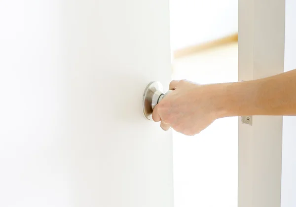 Mão maçaneta da porta de abertura, porta branca — Fotografia de Stock