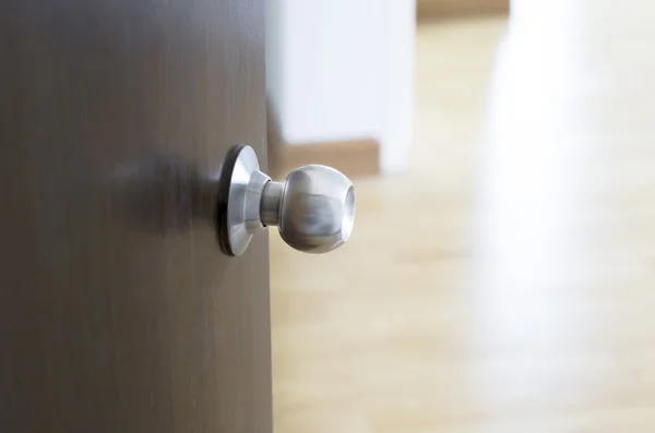 Fermer la porte brun foncé ouverte sur la chambre — Photo