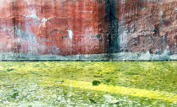 Grunge beton duvar ve zemin, yeşil kirli su — Stok fotoğraf