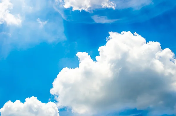 Cielo blu con nuvole e raggi di luce — Foto Stock