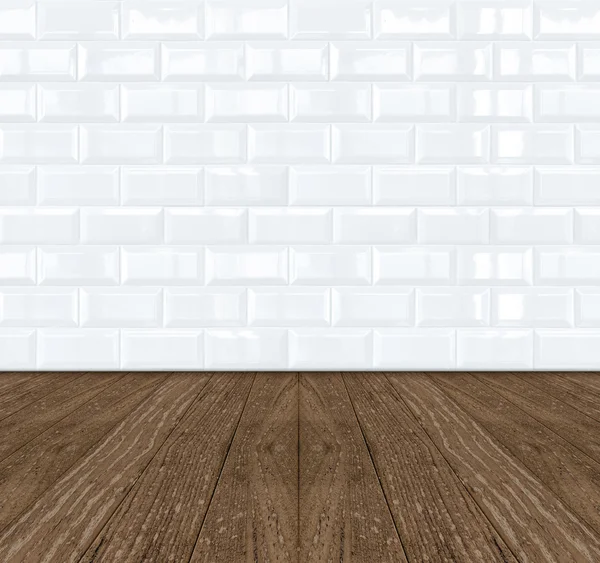 Біла керамічна цегляна плитка стіна та дерев'яна підлога — стокове фото