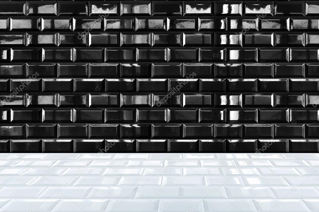 Brillante pared de baldosas de ladrillo de cerámica blanca y piso de